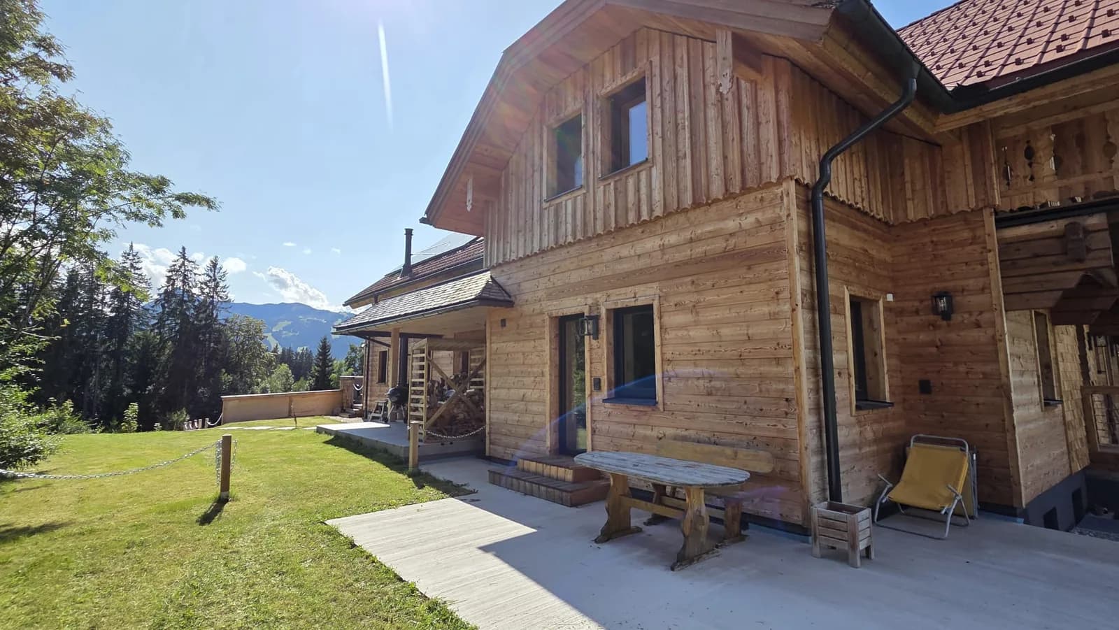Fassade des Apartmenthauses aus Vollholz